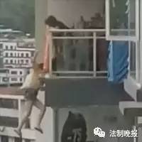 女子准备从自家阳台跳下，母亲死死拽了10多分钟，结果……