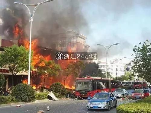 杭州一餐馆煤气爆炸致2死55伤 路过车辆玻璃全震碎