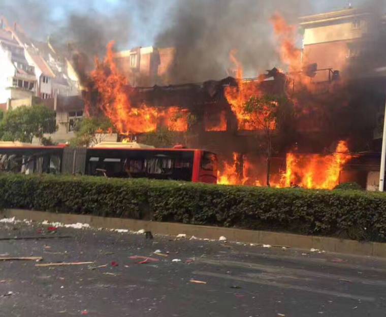 揪心！杭州一商铺突然发生燃爆，现场火光冲天，多人伤亡