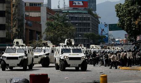 摩托车枪手扫射投票群众,委内瑞拉若爆发内战