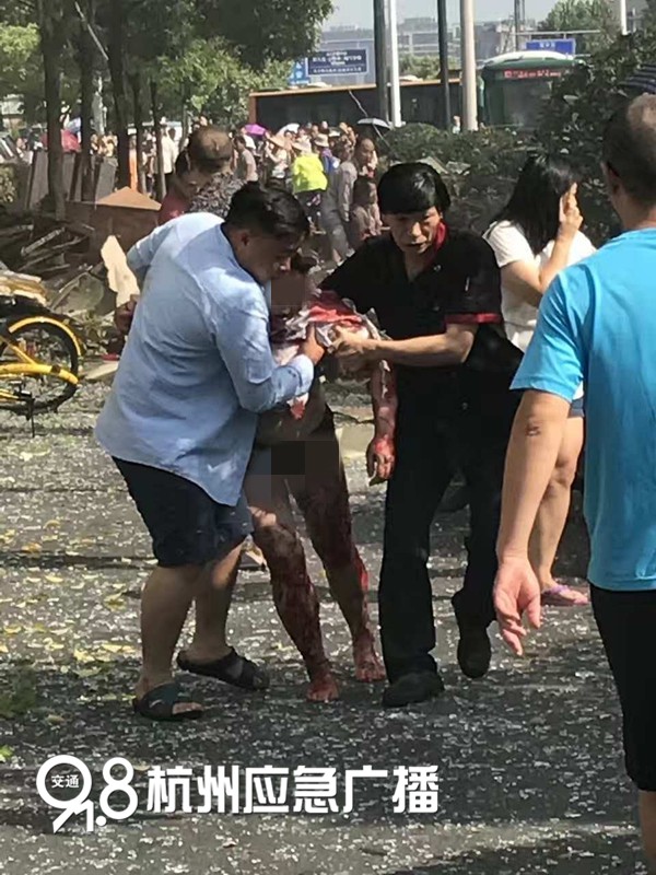 突发！杭州古墩路灯彩街口一店面发生煤气爆炸！之后二次爆炸！现场多人受伤...