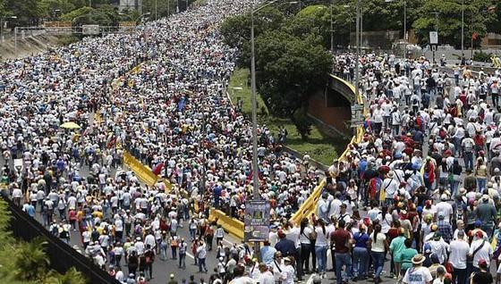 摩托车枪手扫射投票群众,委内瑞拉若爆发内战