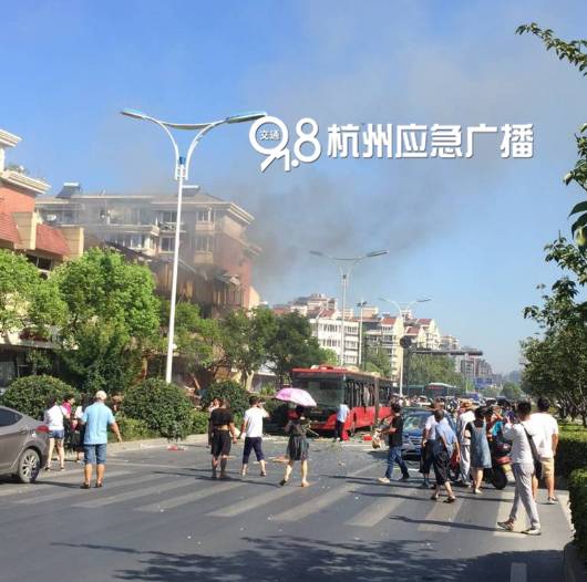 突发！杭州古墩路灯彩街口一店面发生煤气爆炸！之后二次爆炸！现场多人受伤...