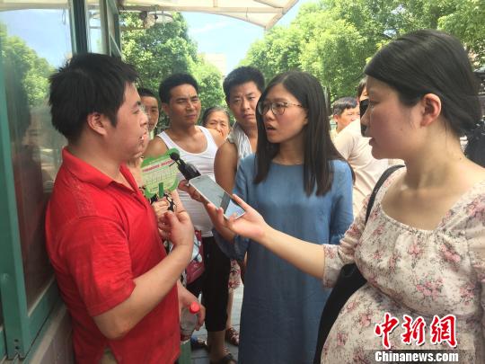 在锅贴馆工作的小廖接受采访 应陶 摄