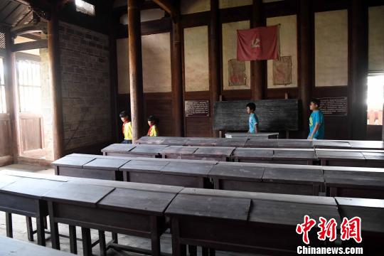 小朋友在蛟洋文昌阁参观。1929年7月中国共产党闽西第一次代表大会在此召开，毛泽东、张鼎丞、邓子恢出席会议。　张斌　摄