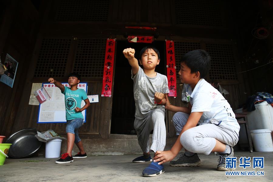 重庆黔江:爷爷奶奶的"小保镖"