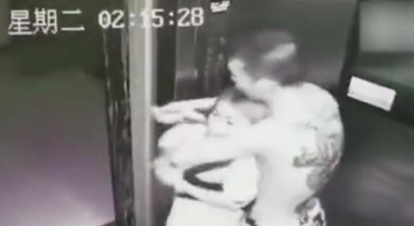 纹身男子电梯口持刀抢劫猥亵2名女子 被警方抓获