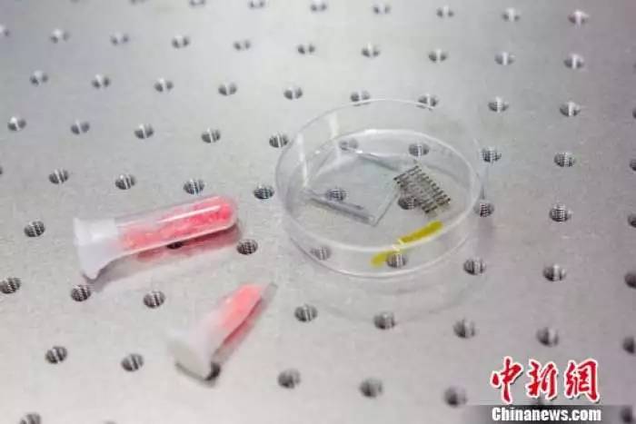 太神奇！我国发现新型发电材料：未来或可用衣物弯折给手机充电