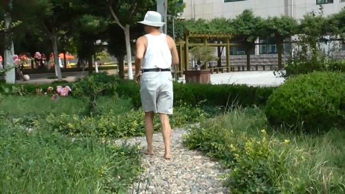 济南:天越热他越喜欢,78岁老人赤脚走50多度马路健身