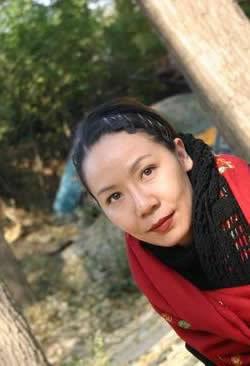 被评中国最丑女演员,却远嫁德国大亨,拥百亩私人酒庄,甩同学许晴几条