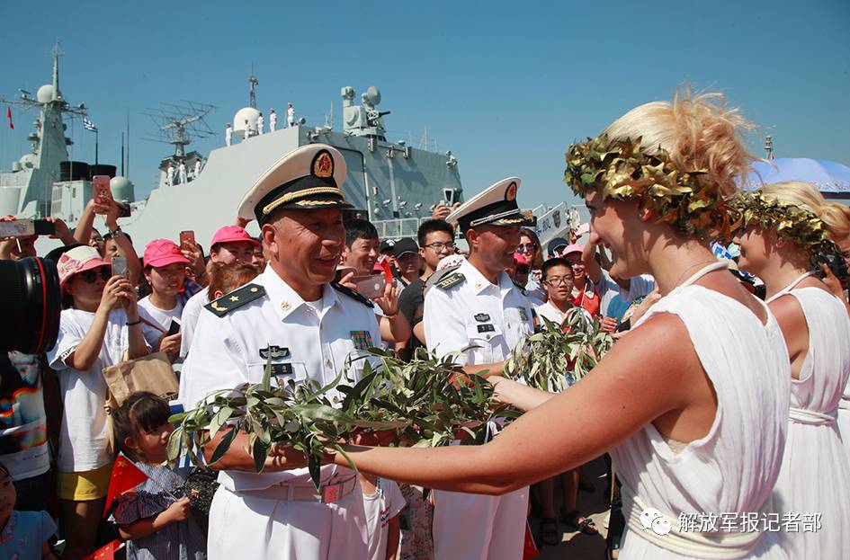 中国海军远航访问编队抵达希腊  少女手持橄榄枝迎接
