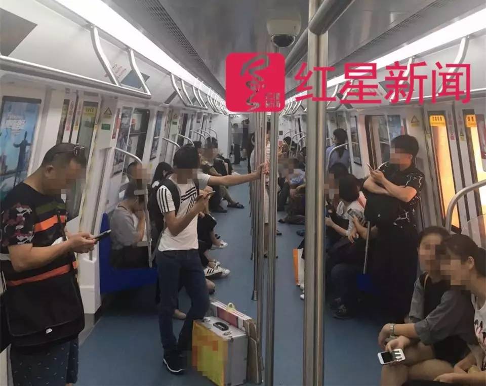 深圳地铁踩踏事件警钟:一人莫名晕倒 为何几车