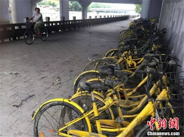 尴尬！北京护城河放水，捞出近百辆共享单车