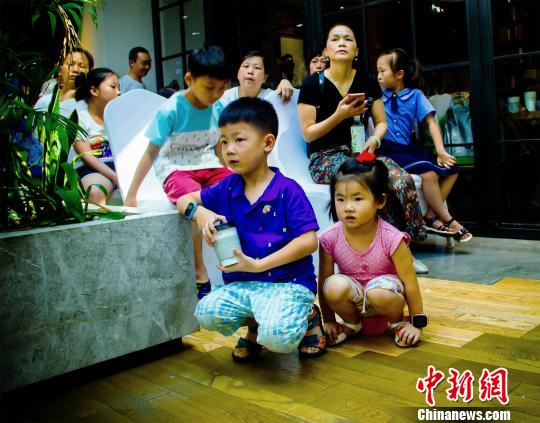 小朋友們認真傾聽詩朗誦。 饒海林 攝 此外,長沙市砂子塘泰禹小學的學生郭芷含和肖洋朗誦了詩歌《百年守望》,長沙市雨花區委宣傳部的4名工作人員朗誦了他們專門為留守兒童寫的詩《呼喚》,詩人、湖南吟誦學會副會長兼副秘書長曹琴用方言與小朋友一起吟唱白居易的詩《草》,中國著名剪字書法家洪源進行《剪字》剪紙藝術表演。