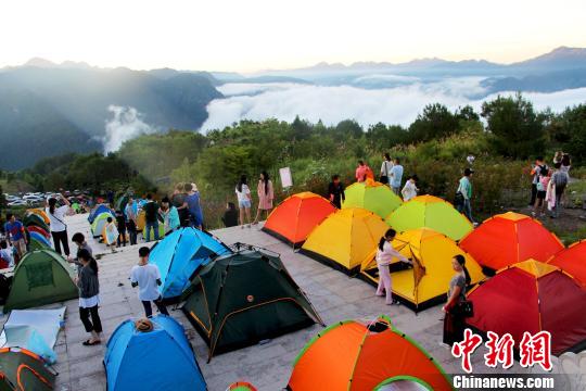 图为游客在山上露营。　叶建伟　摄