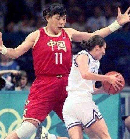 身高2米06的女篮郑海霞赛场为国争光，生活中却是一个小女人