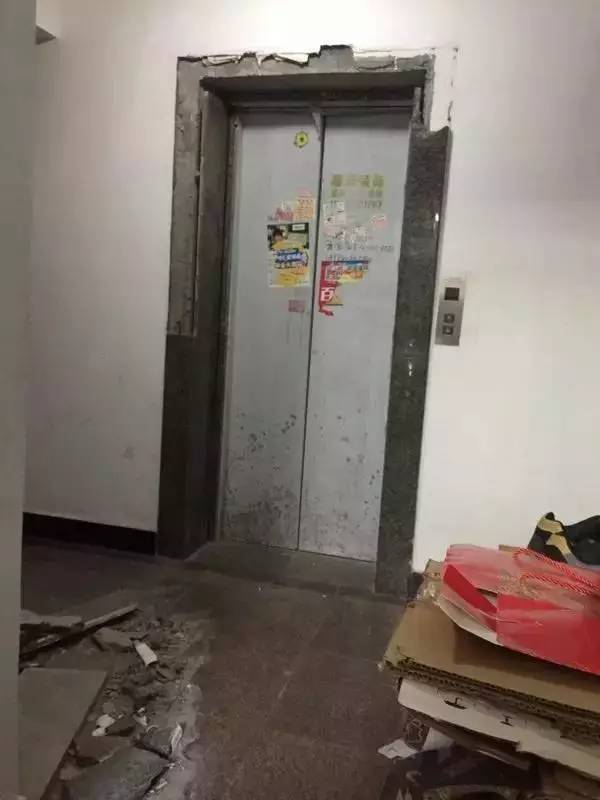 经过检修,他们发现是9楼电梯缝里的一只不锈钢杯子导致了电梯故障