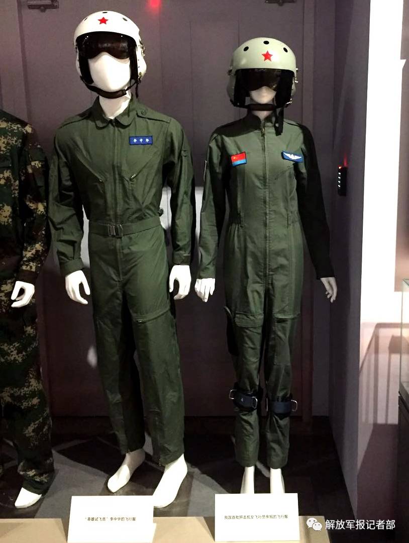 2000余名驻京官兵走进军博观展 余旭烈士飞行服展出