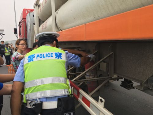 执法队员检查车载灭火器2