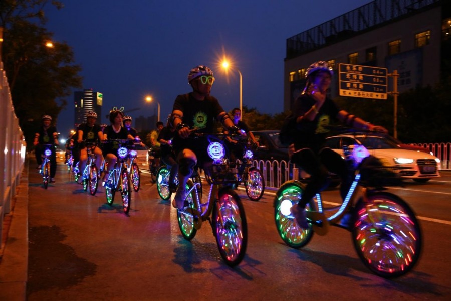 脉动"炽亮夜骑"与炫彩摩天轮PK闪耀光芒_凤凰资讯