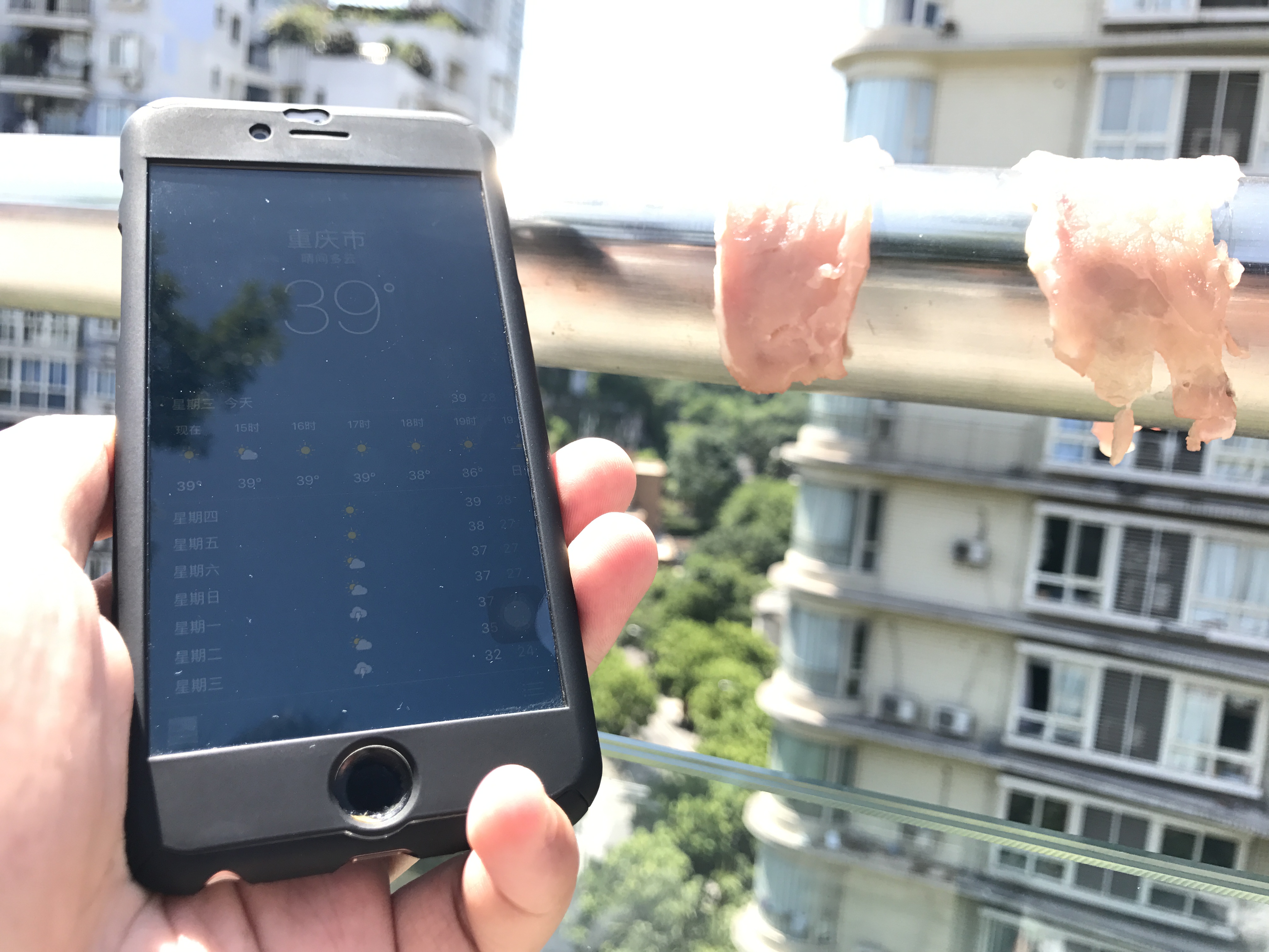 重庆40℃高温 市民在滚烫护栏上烤肉