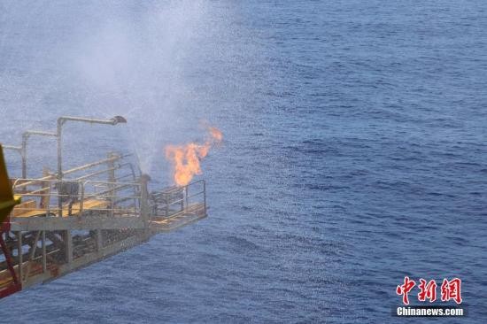 “蓝鲸1号”抵御台风托举可燃冰试采60天 创纪录