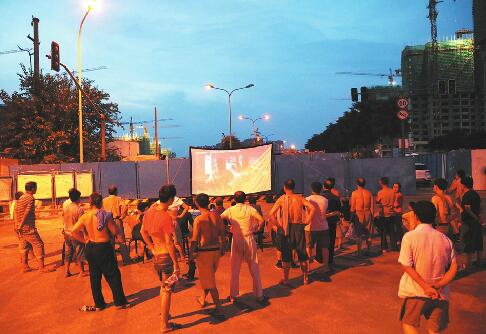 5年义务放映400余场电影 徐庆栋:用光影照亮农民工的夜空