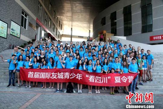 百余名海外青少年齐聚四川旅游学院学习制作四川美食。　李响　摄