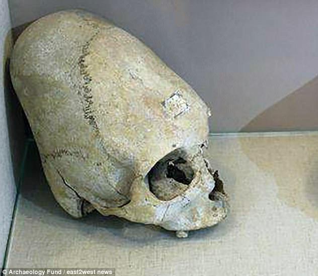 考古发现2千年前男孩骨骸，其头骨细长被称“外星男孩”