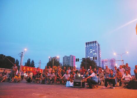 5年义务放映400余场电影 徐庆栋:用光影照亮农民工的夜空