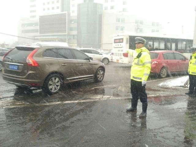 2017年1月，易阳在风雪中执勤，保证道路交通安全。