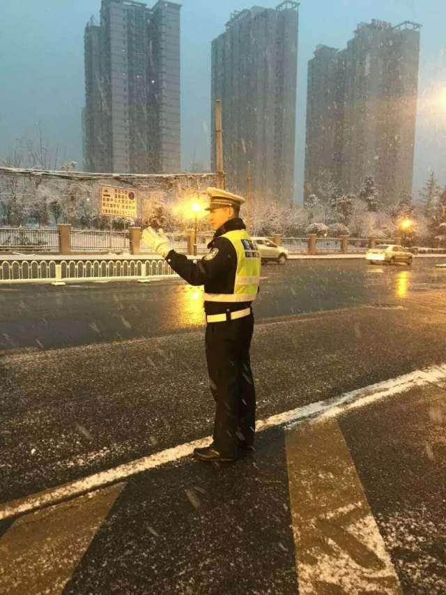 2017年1月，易阳在风雪中执勤，保证道路交通安全。