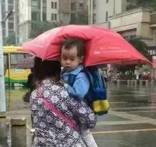 妈妈雨天打伞不给孩子挡雨，然而网友却对此怒赞！