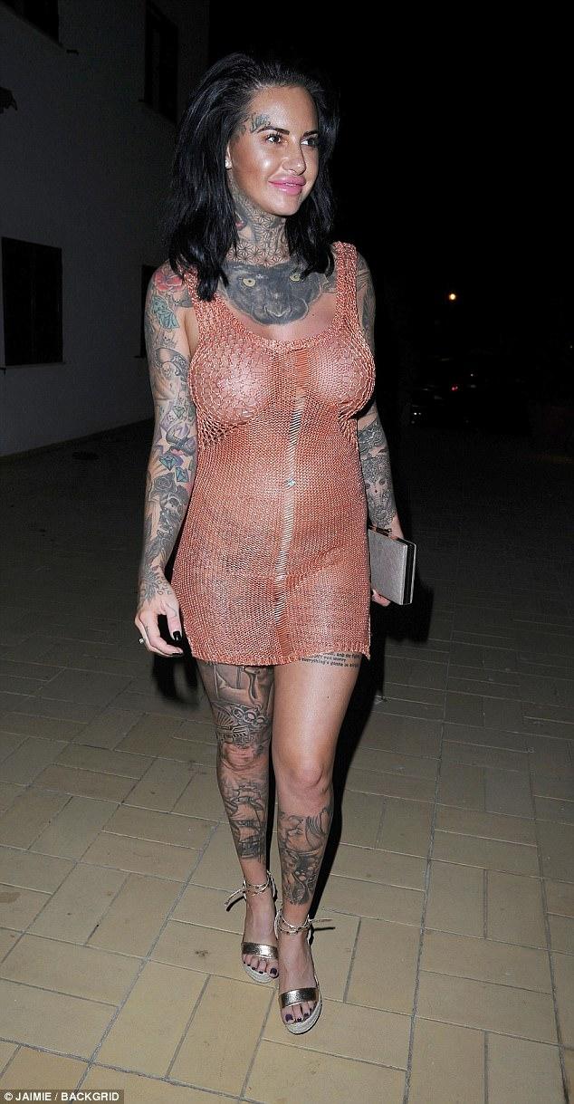 杰玛-露西现身葡萄牙 透视网装礼服引来路人无限遐想