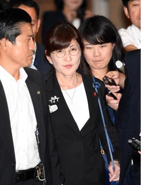 稻田朋美正式离开防卫省 未就日报隐瞒问题道歉