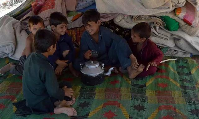 走在两国边界的黑户部落,没有生活保障孩子无