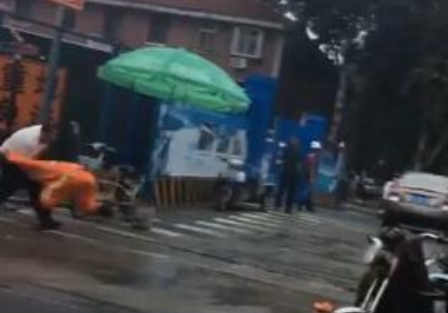 视频：济南商务车司机狂殴环卫工！