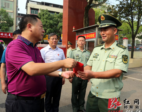 "八一"前夕祁阳县领导走访慰问驻祁部队官兵__凤凰网