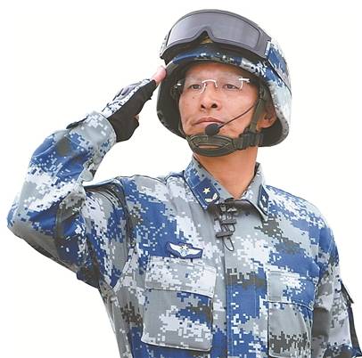 弹炮系统方队摄影/记者 王传顺地空导弹方队,领队为刘明豹少将.