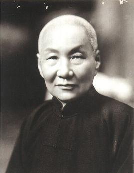 此人才是青帮真正老大,上将军衔,黄金荣叫他师父,杜月笙叫他爷爷