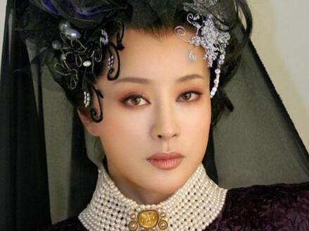 她是80年代最红女星，曾与刘晓庆齐名，姐弟恋恩爱至今