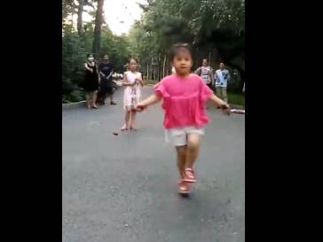 1分钟163次！4岁小姑娘花式跳绳萌翻众人，跳着跳着她还…
