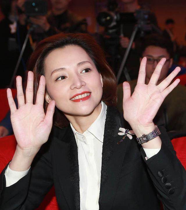 董卿和杨澜都是气质美女,今同框对比,虽相差五岁可差距却令人大跌眼镜