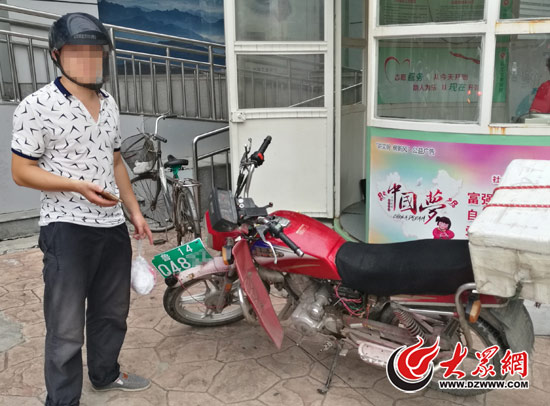 济南男子骑挂拖拉机牌照的摩托车上路 一次被