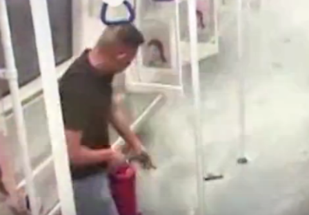 地铁内一个充电宝起火 乘客纷纷四散奔逃只有他冲了上去！