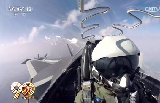 揭秘丨歼-20飞行员头盔亮相阅兵式 它可不止是炫酷......