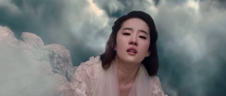 让我们来看看刘亦菲是怎么花式表现痛苦的: 喝酒,好痛苦