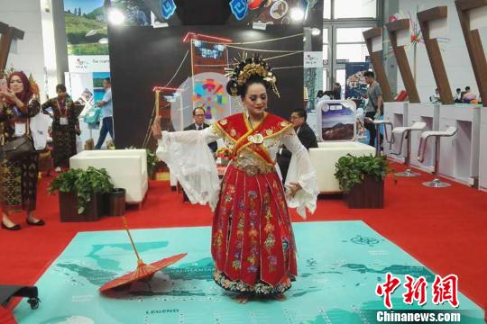 图为充满异国风情的表演。　阿琳娜 摄