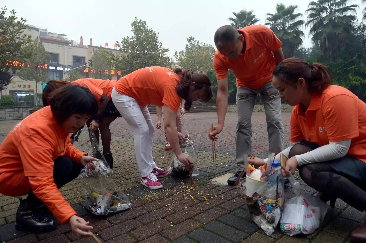 钟丛荣:2015年的时候,我组织了一些身边的朋友,六七个老板去捡垃圾.