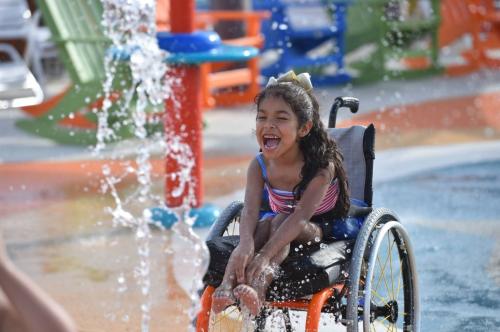 一名残疾小女孩在乐园中玩耍。（图片来源：摩根主题乐园）